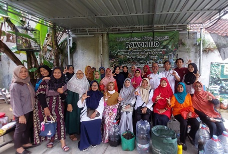 Peringati Hari Bumi, Tim Pengabdian kepada Masyarakat FIK USB Gelar Pelatihan Pengolahan Sampah Rumah Tangga