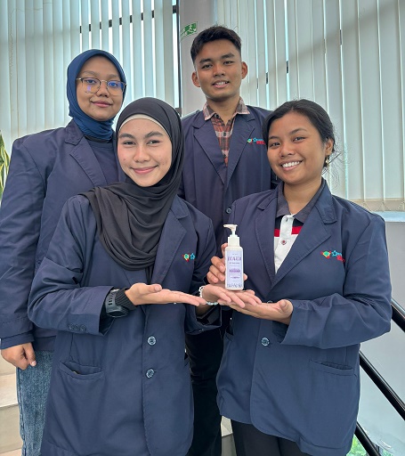 Mahasiswa Farmasi USB Olah Limbah Air Cucian Beras Jadi Body Lotion